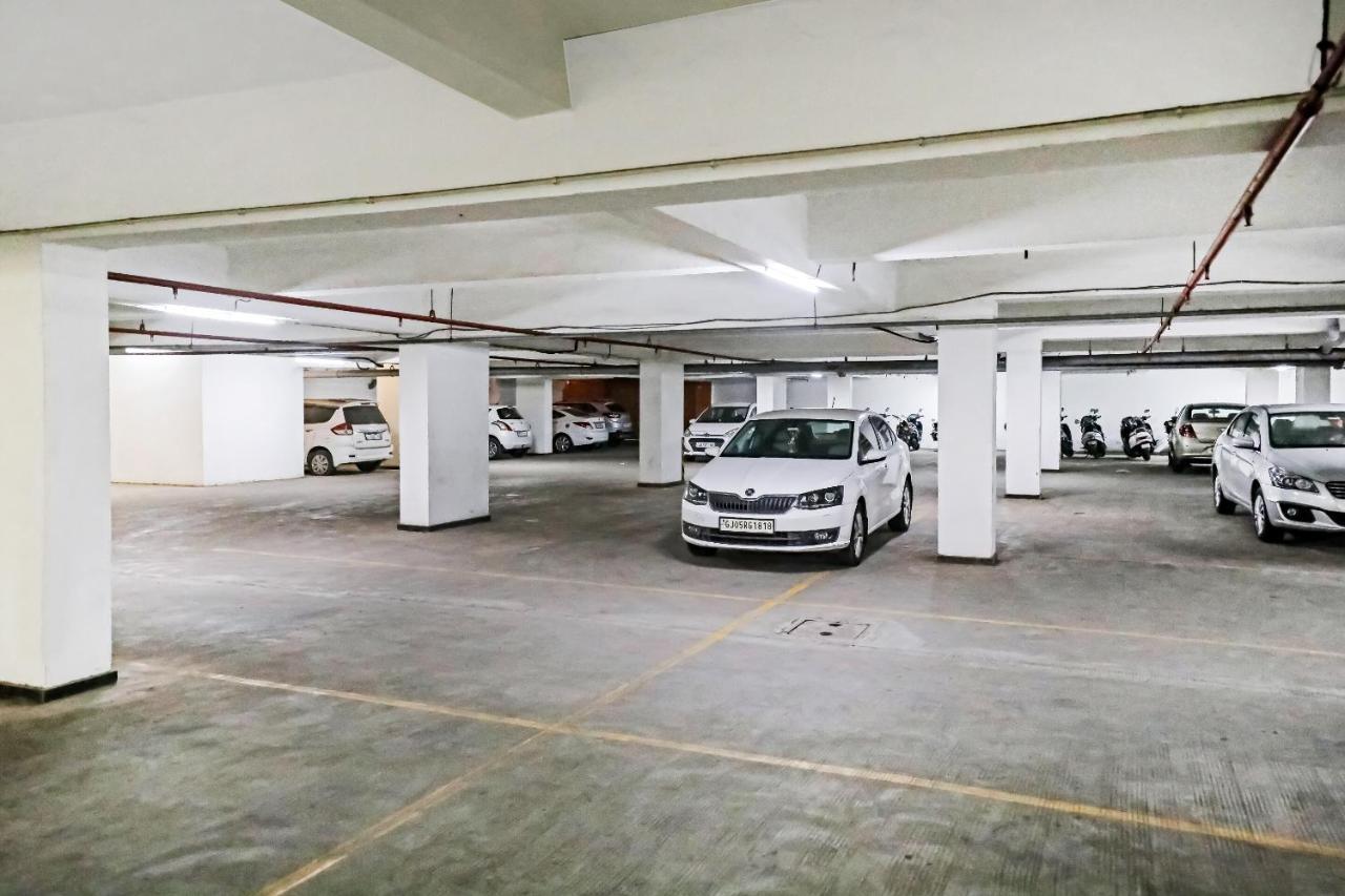 Hotel Gokul Solitaire, Surat Bhatha 외부 사진