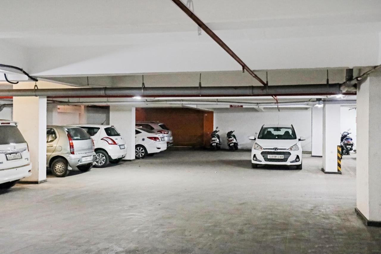 Hotel Gokul Solitaire, Surat Bhatha 외부 사진