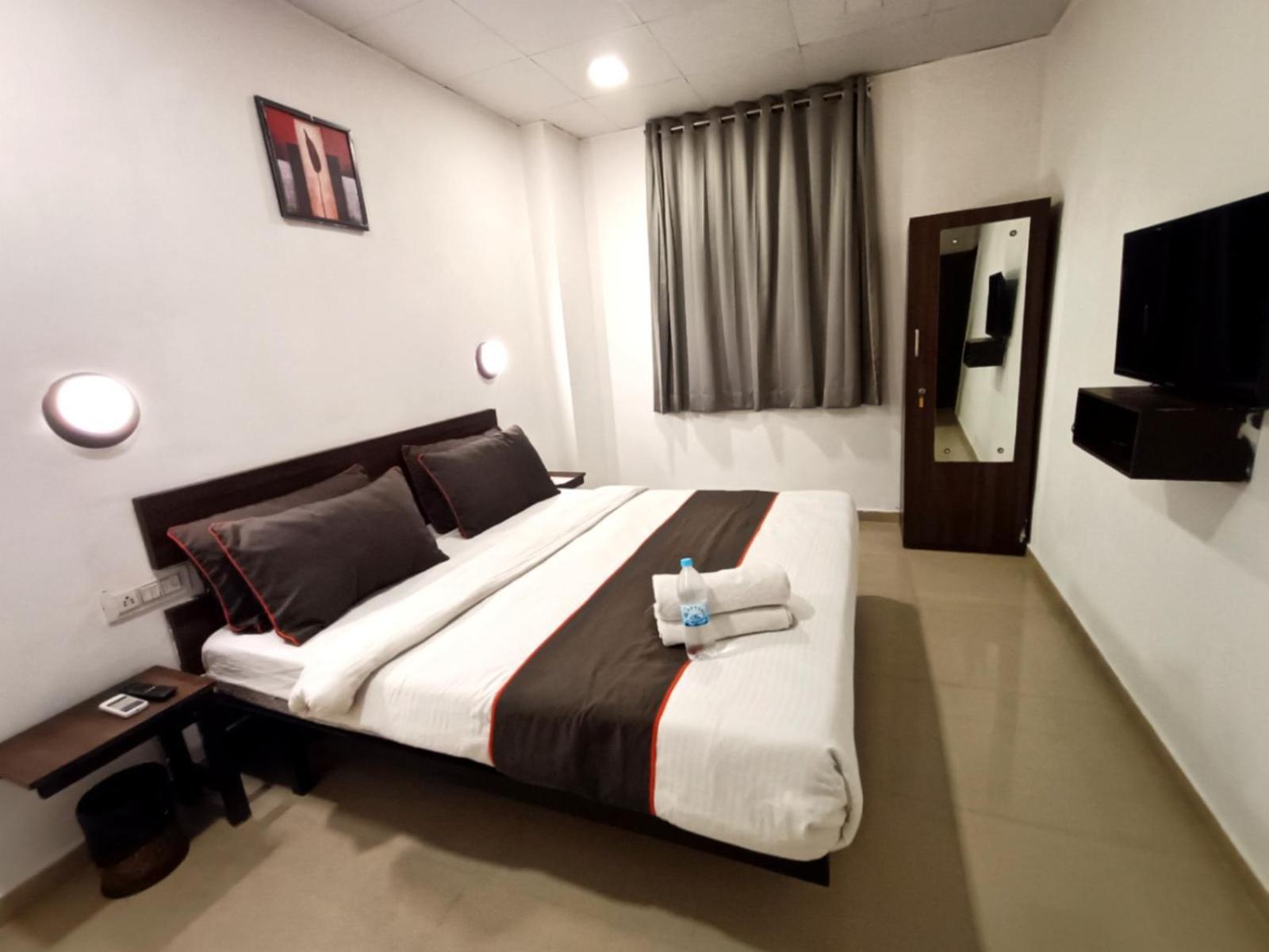 Hotel Gokul Solitaire, Surat Bhatha 외부 사진