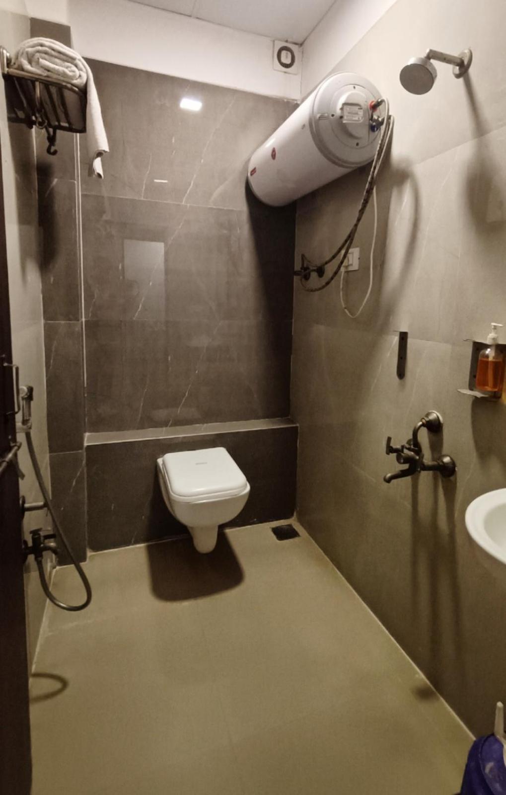 Hotel Gokul Solitaire, Surat Bhatha 외부 사진