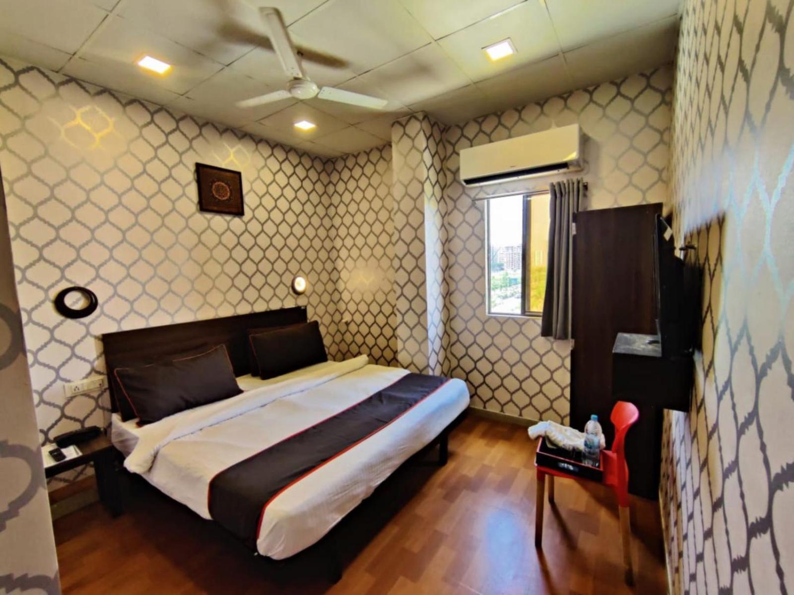 Hotel Gokul Solitaire, Surat Bhatha 외부 사진