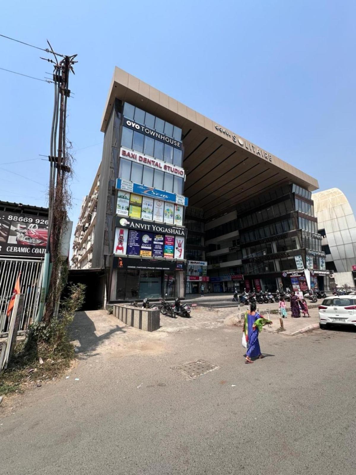 Hotel Gokul Solitaire, Surat Bhatha 외부 사진