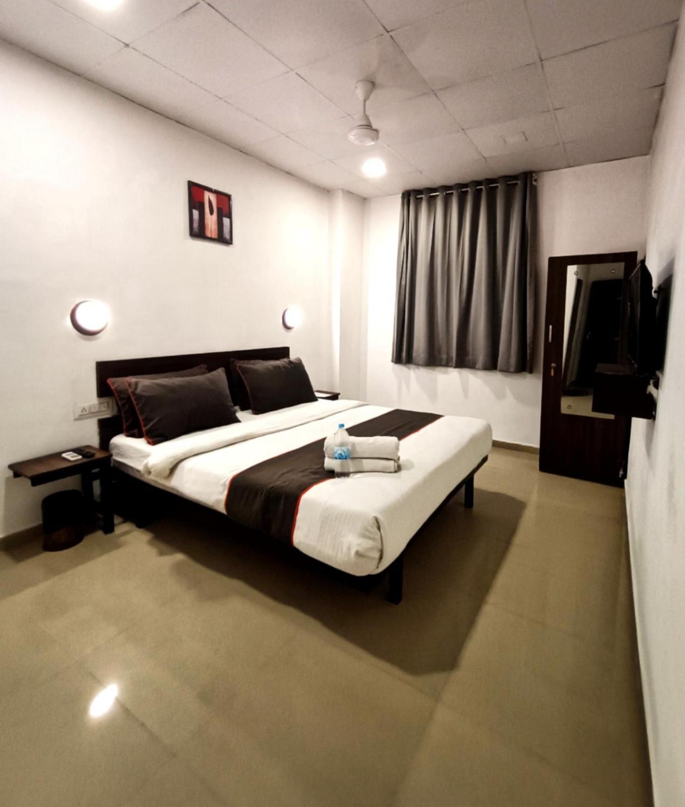 Hotel Gokul Solitaire, Surat Bhatha 외부 사진