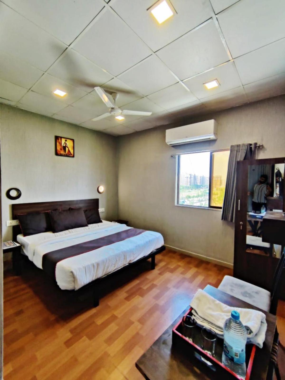 Hotel Gokul Solitaire, Surat Bhatha 외부 사진