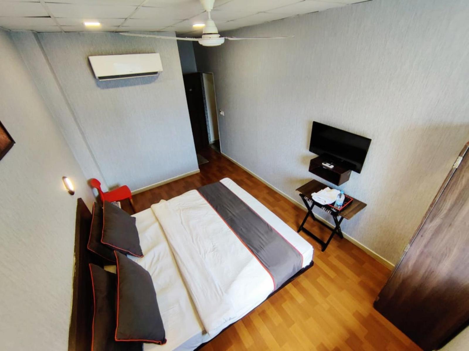 Hotel Gokul Solitaire, Surat Bhatha 외부 사진