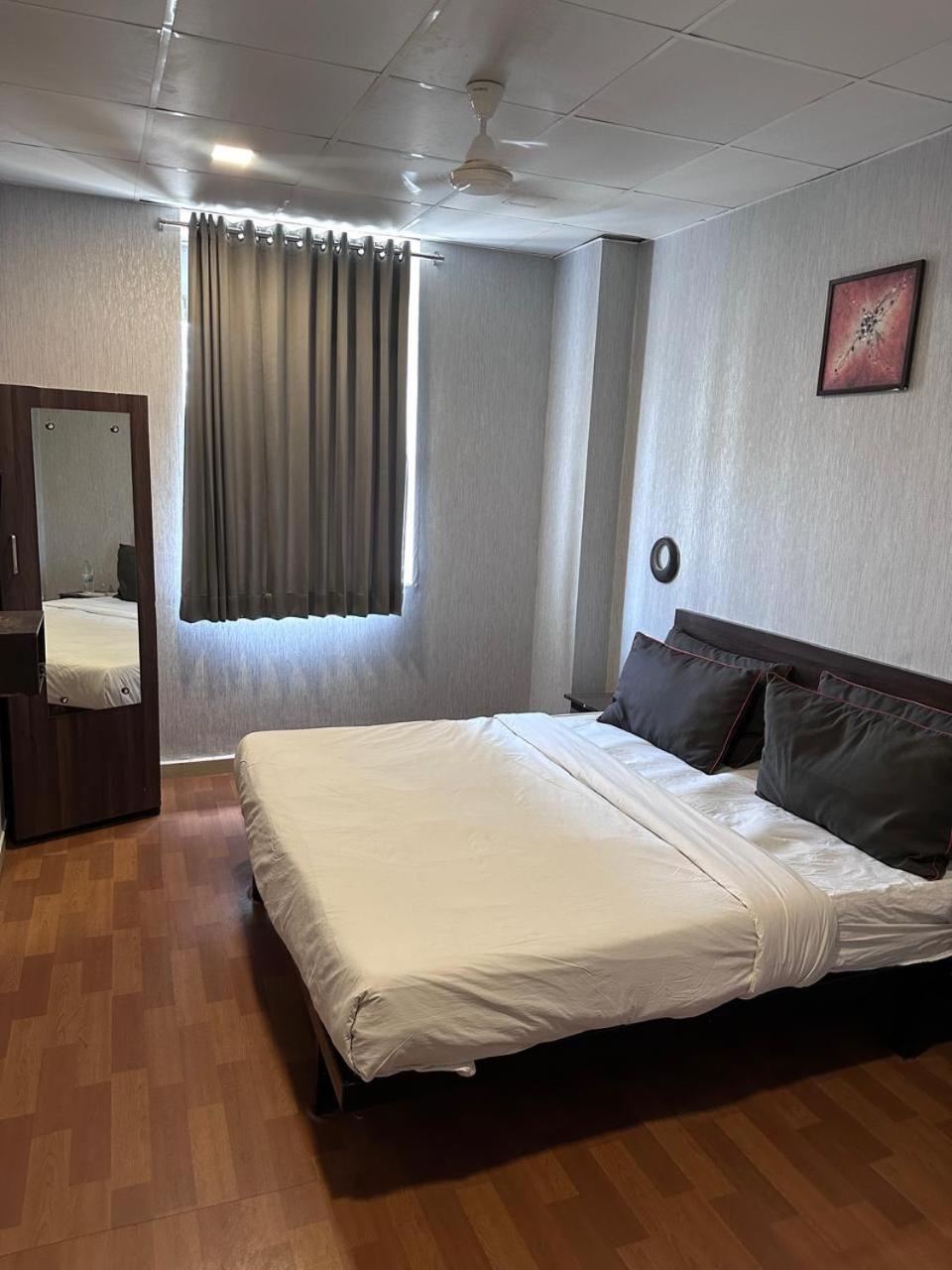 Hotel Gokul Solitaire, Surat Bhatha 외부 사진