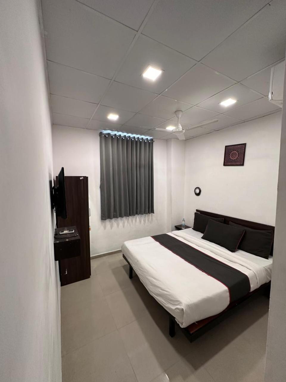 Hotel Gokul Solitaire, Surat Bhatha 외부 사진
