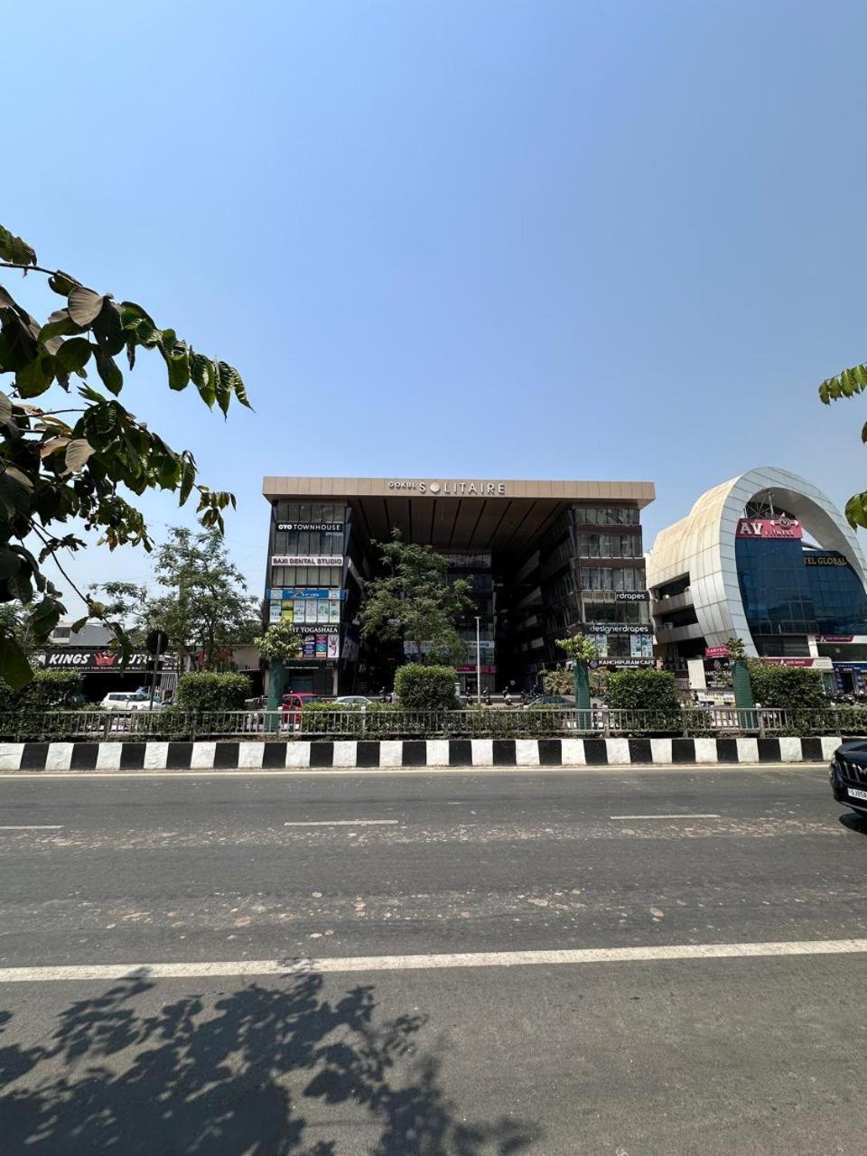 Hotel Gokul Solitaire, Surat Bhatha 외부 사진